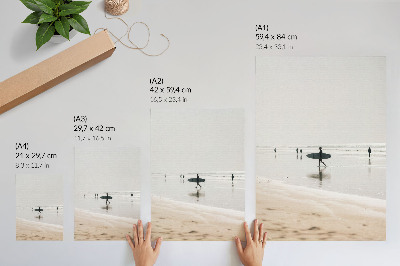 Poster na stenu Surfer kráčajúci po pláži s doskou