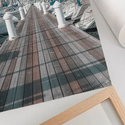 Plagát prístav s jachtami, mólom a modrou oblohou so symetriou