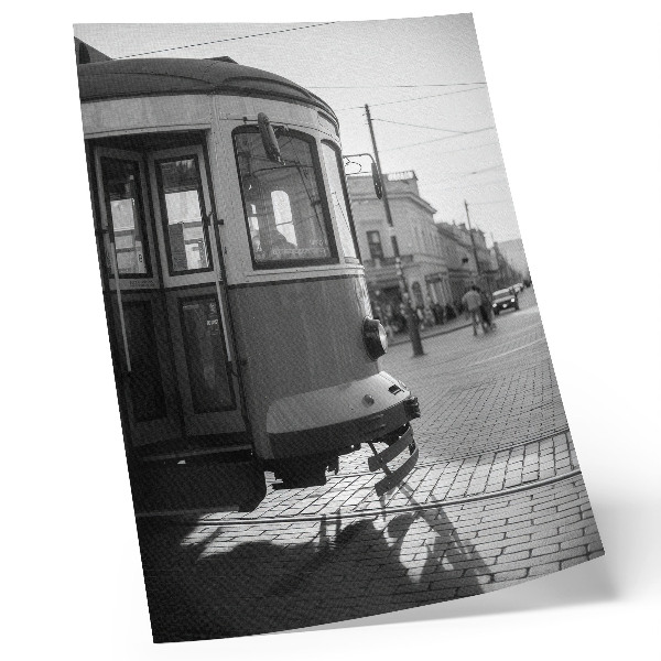 Poster na stenu Čiernobiela električka v centre mesta