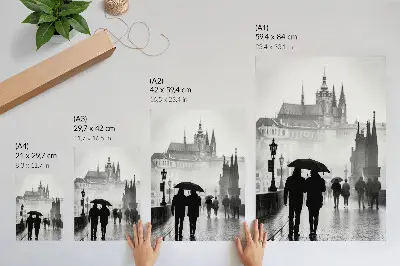 Plagát na stenu prechádzka páru v daždi v historickej architektúre