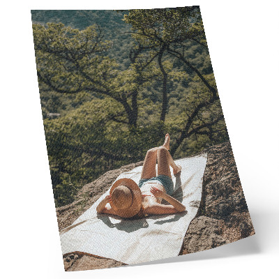 Plagát do obývačky Relax na skale, zelené stromy, klobúk, príroda