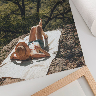 Plagát do obývačky Relax na skale, zelené stromy, klobúk, príroda
