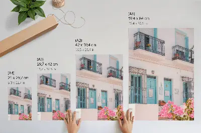 Plagát na stenu pastelové modré farby s detailmi balkóna a kvetov