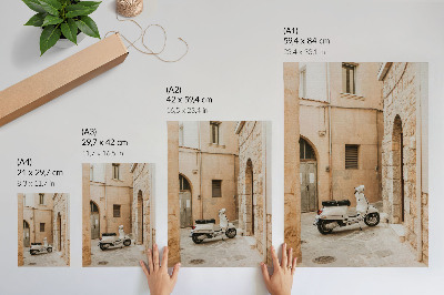 Poster na stenu Očarujúca ulica s béžovými stenami a bielym skútrom