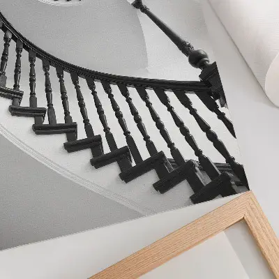 Plagát do obývačky čiernobiele točité schodisko v modernom a elegantnom štýle