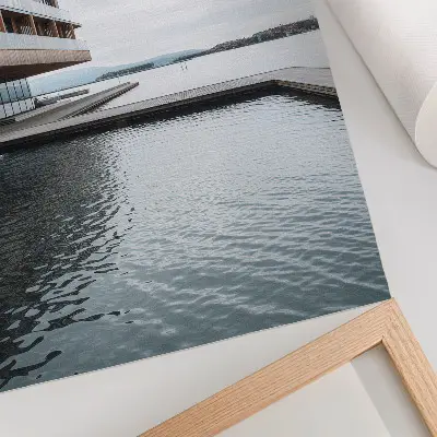 Plagát do obývačky moderná budova pri vode v minimalistickom štýle s prvkami dreva a skla