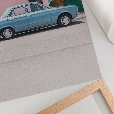 Plagát do obývačky klasické auto v retro štýle pred pastelovými budovami
