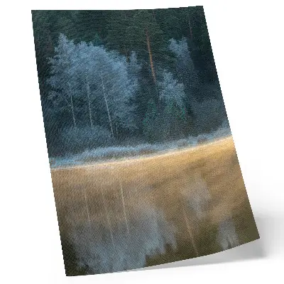 Poster na stenu tichý les nad vodnou hladinou s mystickou aurou