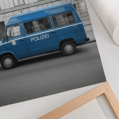 Poster na stenu Modré policajné auto s budovou v pozadí