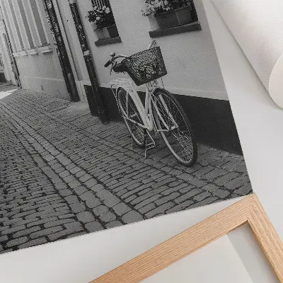 Plagát do obývačky ulica s činžiakmi, kvetmi a bicyklom v čiernobielom prevedení