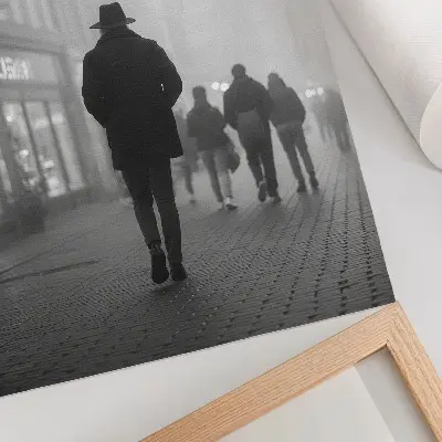 Plagát postava v klobúku v hmle s dáždnikmi s tajomnou atmosférou