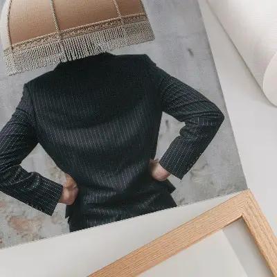 Plagát na stenu rafinované tienidlo na lampu v elegantnom obleku s kontrastom textúr