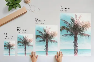 Plagát do obývačky palma nad azúrovým morom so zamatovou oblohou v tropickom štýle