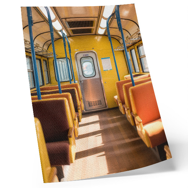 Poster na stenu Žltý interiér vagóna s oranžovými sedadlami