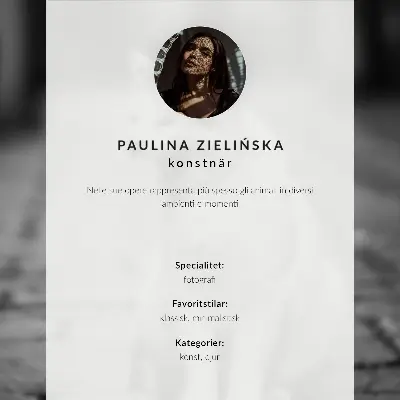 Plagát rozkošná mačka na dláždenej ulici v čiernobielom prevedení