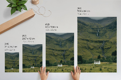 Poster na stenu Zelené kopce, malebná chata, pokojná atmosféra