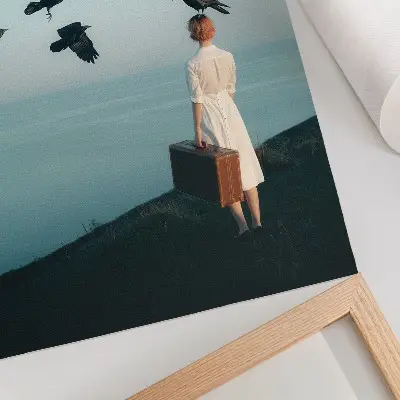 Poster na stenu surrealistický motív ženy s kufrom, vtákmi a oblohou