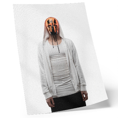 Plagát Postava s oranžovou maskou v bielom oblečení