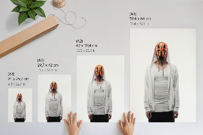 Plagát Postava s oranžovou maskou v bielom oblečení