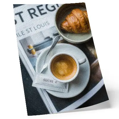Plagát na stenu čiernobiele elegantné pozadie s kávou a croissantom pre chvíle relaxácie