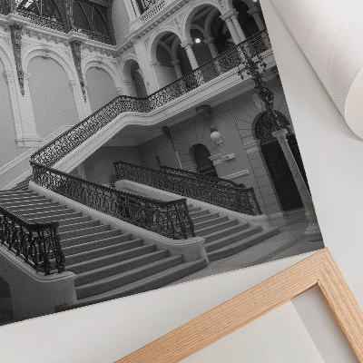 Poster na stenu Dekoratívne schodisko s veľkými oknami a vysokými stropmi