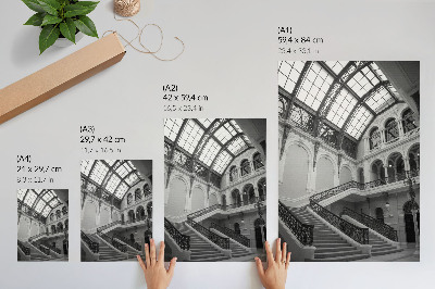 Poster na stenu Dekoratívne schodisko s veľkými oknami a vysokými stropmi