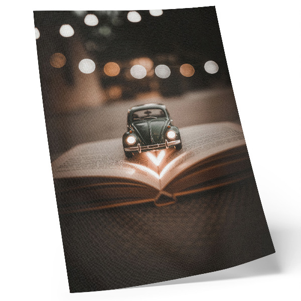 Plagát Miniatúrne auto na knihe s magickými svetlami