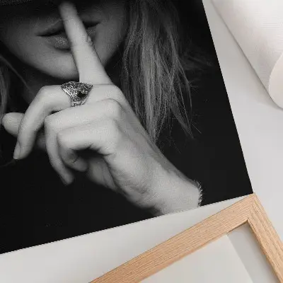 Plagát tajomná postava s klobúkom v štýle ticha a jemnosti