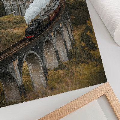 Poster na stenu Vlak na moste medzi zelenými kopcami