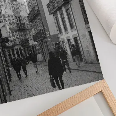 Plagát na stenu ulica s čiernobielou architektúrou a ľuďmi