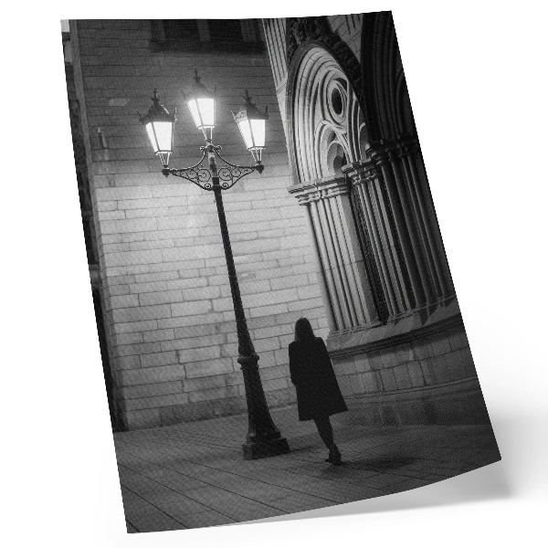 Plagát do obývačky Čiernobiela architektúra s lampášom v noci