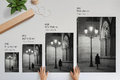 Plagát do obývačky Čiernobiela architektúra s lampášom v noci