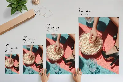 Plagát do obývačky farebný koberec s motívom popcornu a elegantnou sklenenou postavou