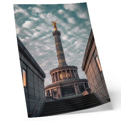 Poster na stenu Elegantný stĺp s anjelom a moderná architektúra