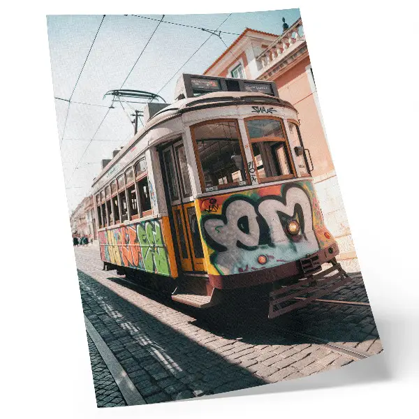 Plagát do obývačky mestská ulica s graffiti a električkou