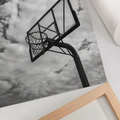 Plagát kontrastná obloha s oblakmi nad mestským životom