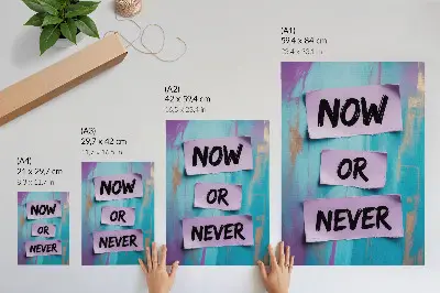 Poster na stenu s dynamickými kontrastmi, výraznou typografiou a v tyrkysovo fialovom vyhotovení