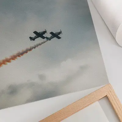 Plagát dve lietadlá na oblohe v minimalistickom štýle