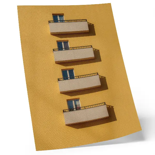 Plagát žltá fasáda so štyrmi balkónmi v minimalistickom štýle