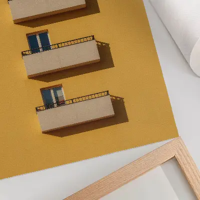 Plagát žltá fasáda so štyrmi balkónmi v minimalistickom štýle