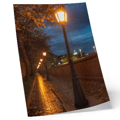 Plagát nočné uličky s lampami a teplou žiarou pre pokojnú atmosféru