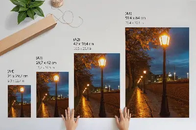 Plagát nočné uličky s lampami a teplou žiarou pre pokojnú atmosféru