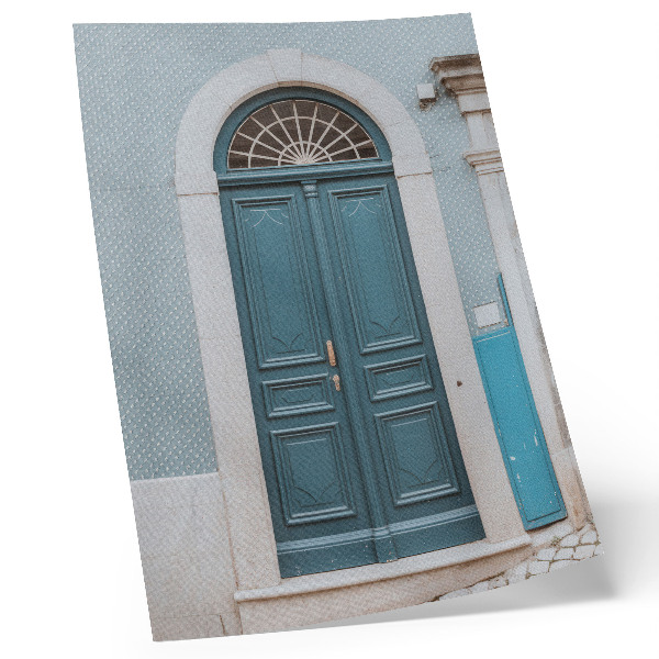Poster na stenu Modré dvere s bielymi architektonickými prvkami