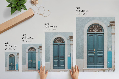 Poster na stenu Modré dvere s bielymi architektonickými prvkami