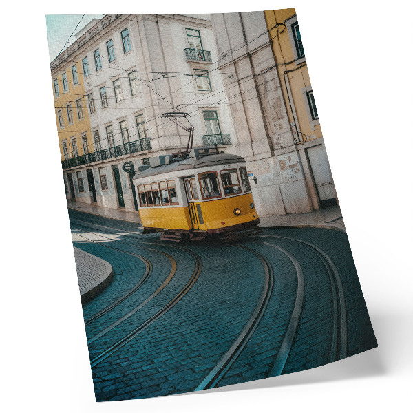 Poster na stenu Žltá električka v zákrute mestskej ulice