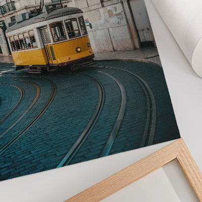 Poster na stenu Žltá električka v zákrute mestskej ulice
