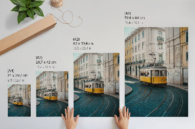 Poster na stenu Žltá električka v zákrute mestskej ulice