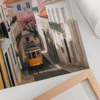 Poster na stenu Ulica s električkou, pastelové činžiakové domy, kvety