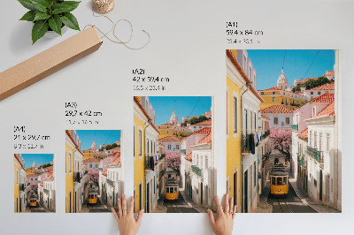Poster na stenu Ulica s električkou, pastelové činžiakové domy, kvety