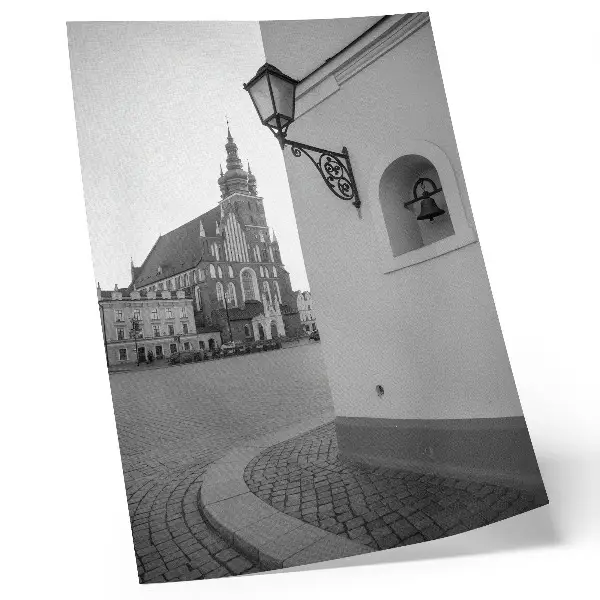 Plagát do obývačky čiernobiela fotografia s motívom elegantnej symetrickej architektúry